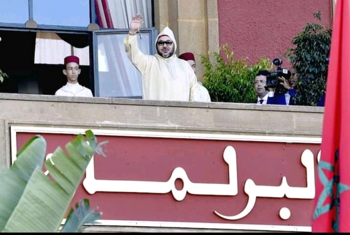 الملك محمد السادس يفتتح الدورة الأولى للبرلمان من القصر الملكي 