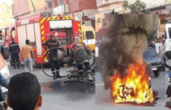 حارس سيارات يضرم النار في دراجة نارية وسط الشارع العام