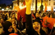 عاجل هسترية الجمهور المغربي امام البرلمان معبرا عن فرحته بفوز المغرب على كندا