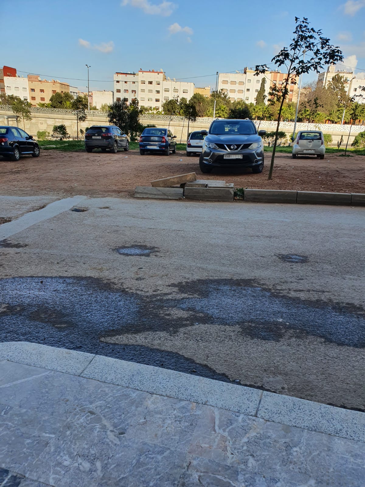 من المسؤول عن تحويل فضاء أخضر إلى مكان لوقوف السيارات بشارع محمد السادس مقاطعة عين الشق؟