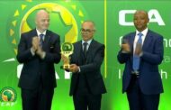 تتويج الملك محمد السادس ملك المغرب بجائزة التميز لسنة 2022 من الإتحاد الإفريقي لكرة القدم