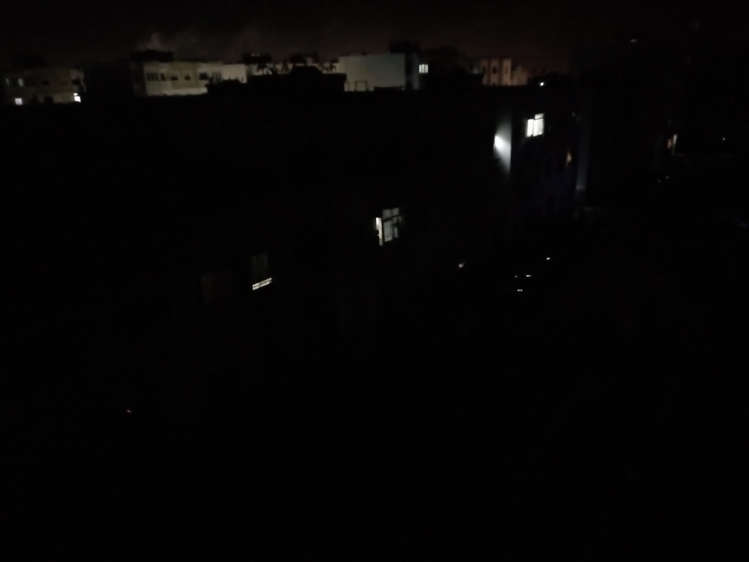 إنقطاع التيار الكهربائي بدون سابق إنذار بشوارع بمنطقة العيايدة بسلا