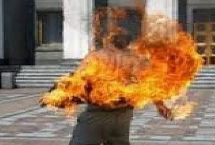 مواطن يضرم النار في جسده احتجاجه على تماطل ملحقة إدارية في منحه شهادة السكنى